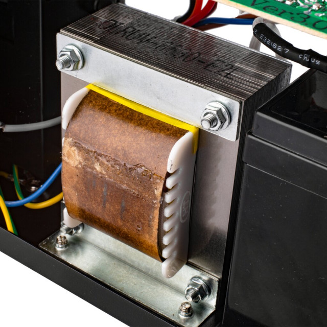 Источник бесперебойного питания (ИБП) LogicPower LP U650VA (390Вт) Источник бесперебойного питания (ИБП) LogicPower LP U650VA (390Вт)