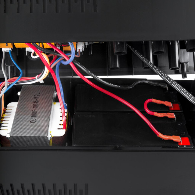 Источник бесперебойного питания (ИБП) LogicPower LPM-1100VA-P (770Вт)