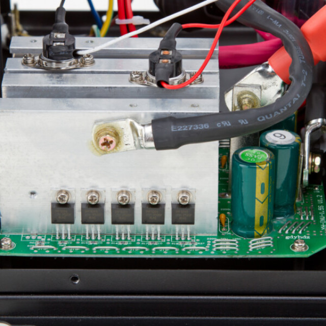 Источник бесперебойного питания Logicpower LPY- W - PSW-2000VA+ (1400Вт) 10A/20A