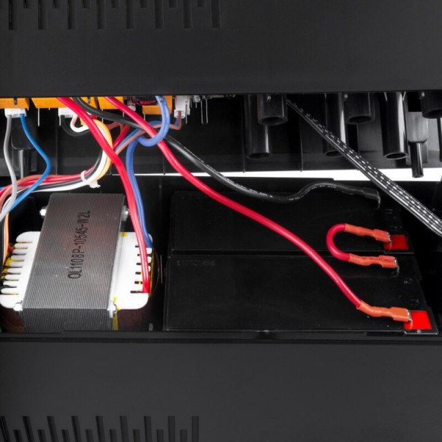 Линейно-интерактивный ИБП LogicPower LPM-1100VA-P