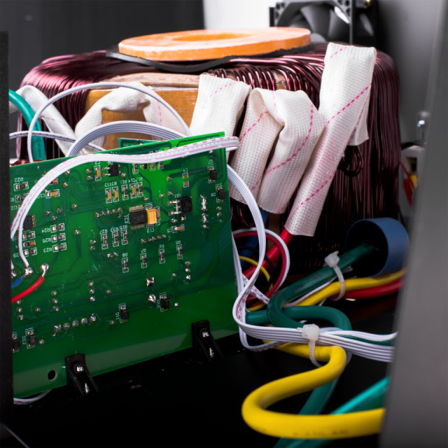 Стабилизатор напряжения LogicPower LPT-W-15000RD BLACK (10500W) Стабилизатор напряжения LogicPower LPT-W-15000RD BLACK (10500W)